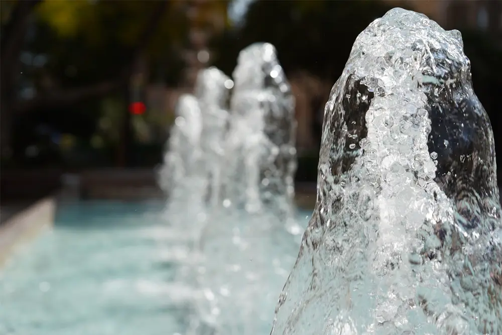 Imagen que muestra torres de agua de una fuente pública como forma de identificar que es la legionella y como se propaga.