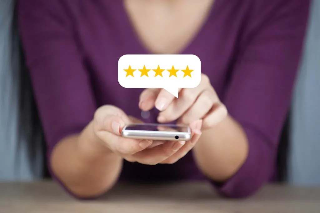 Una persona deja una reseña en Google, ilustrando la importancia del control de plagas en bares y restaurantes.