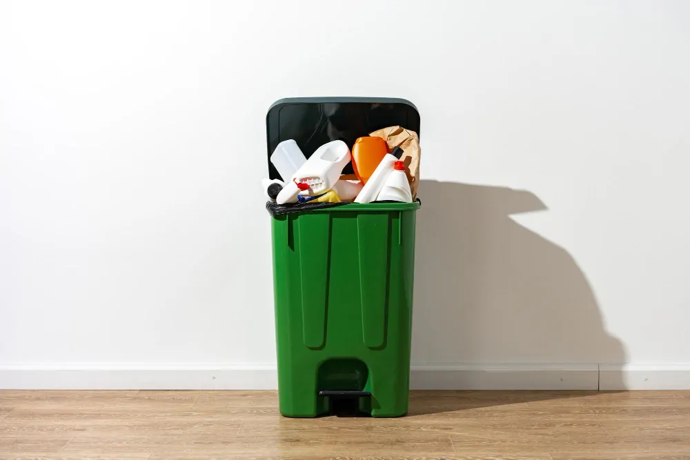 Un cubo de basura abierto utilizado para ilustrar la importancia de prevenir plagas en casa en verano dentro de ese vector de ataque