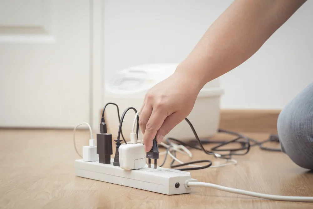 Regleta con enchufes utilizada para ilustrar la importancia de prevenir plagas en casa en verano desconectando aparatos eléctricos